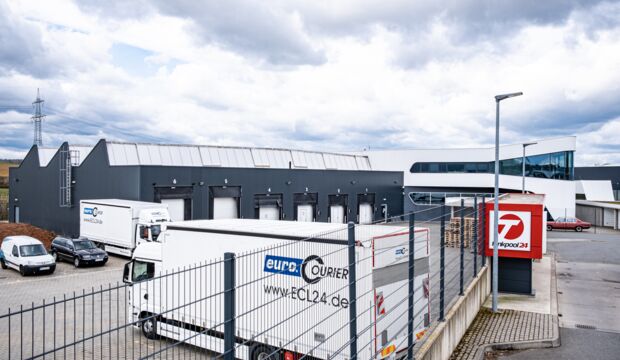 Fahrzeughof und Firmensitz mit angrenzender Tankstelle fuer Dieselkraftstoff von tankpool24 bei ECL Logistics