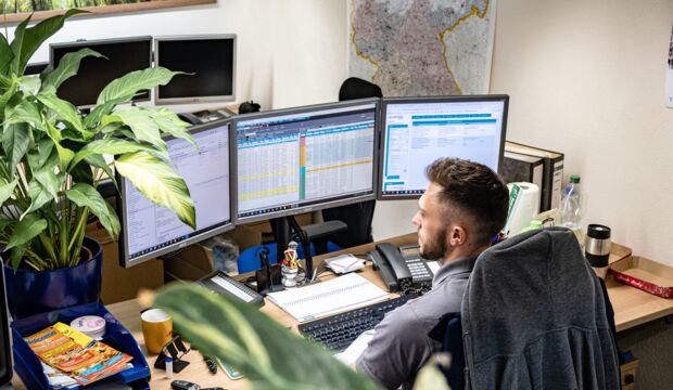 Dispatcher in front of three screens calculating a haulage order